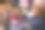 快乐的大胡子老头坐在家里，通过视频电话和女儿家人一起庆祝生日。图片下载
