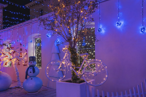 城市里的圣诞装饰，霓虹灯图片下载