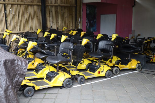 一排停着的三轮电动滑板车图片下载