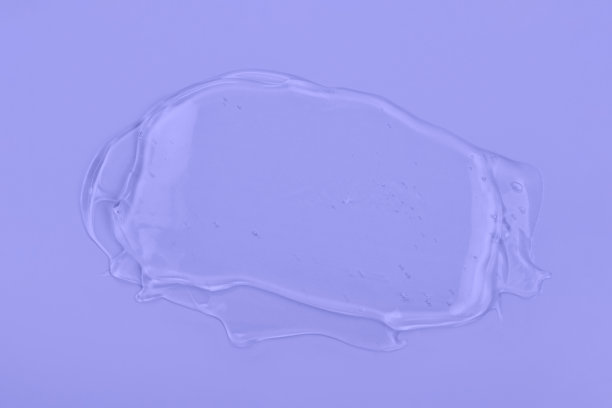 透明液体凝胶涂片孤立在浅紫色背景上。身体和面部护理水疗美容概念。透明血清或透明质酸质地。2022年流行色的旗帜非常漂亮图片下载