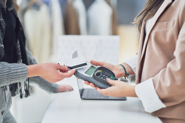 服装店的女卖家和买家图片下载