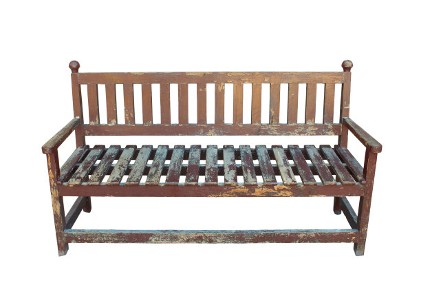 有靠背的粗糙的旧木凳。前水平的观点。白色背景上的孤立物体。隔离。图片下载