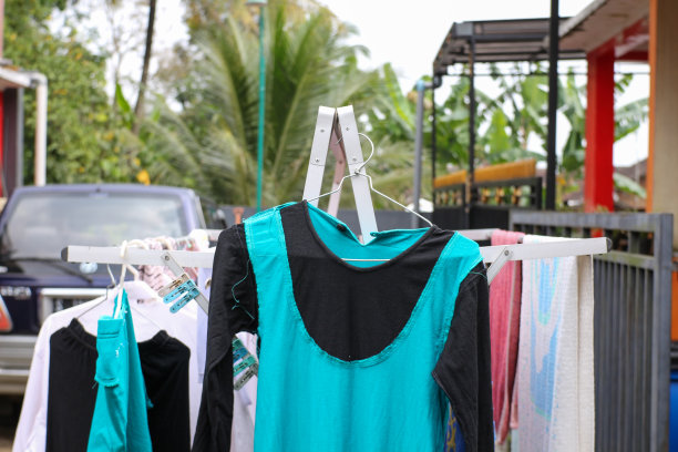 在屋外晾晒衣服的铝制衣架上，有印度尼西亚的住宅背景图片下载