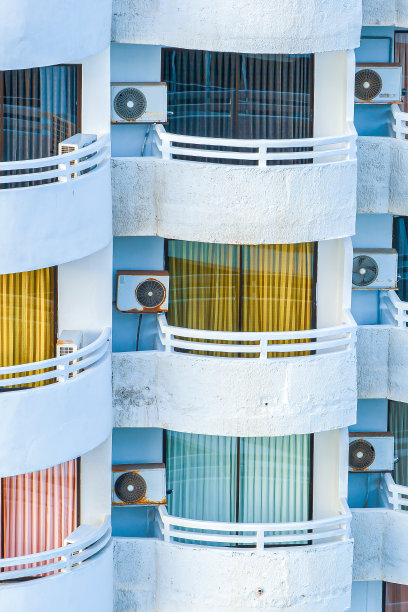 一个老住宅建筑阳台的外观。图片下载