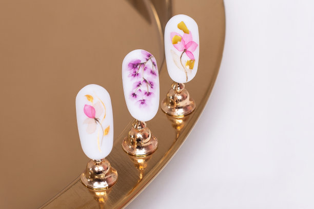 指甲与花设计在金色的背景图片下载