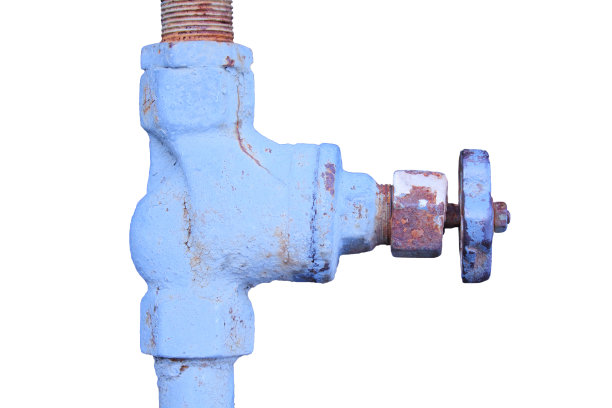 一个旧水龙头。特写镜头。孤立的白色背景。图片下载