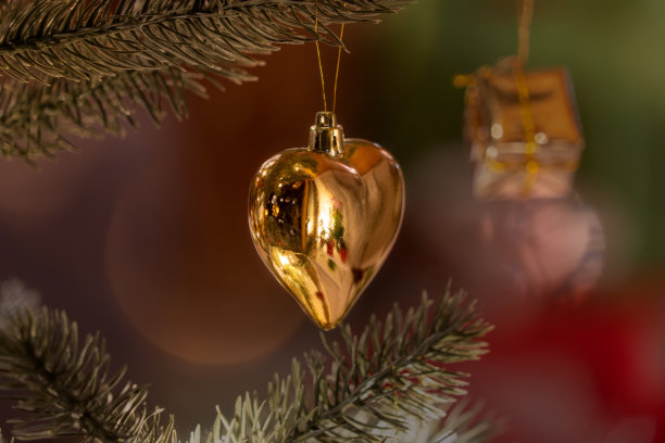 圣诞树上装饰金心元素的圣诞装饰图片下载