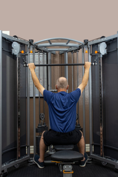 老年人做举重锻炼图片下载