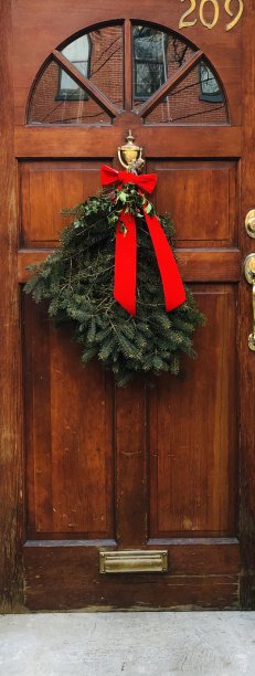 木门与圣诞花环图片下载