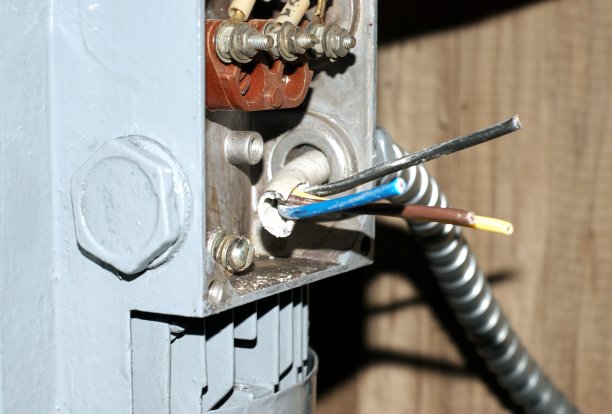 打开带有电机触点的盖子。图片下载