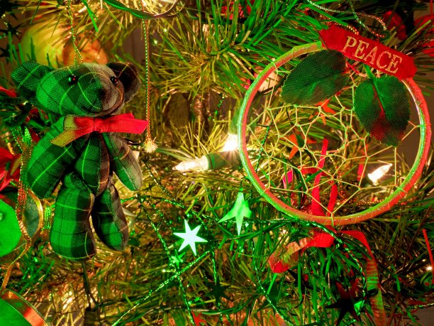 圣诞假期的圣诞树装饰充满活力的灯光绘画技术图片下载