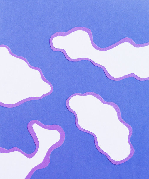 剪纸在白色和紫色粘在蓝色的背景，代表云彩和天空在孩子的艺术作品图片下载