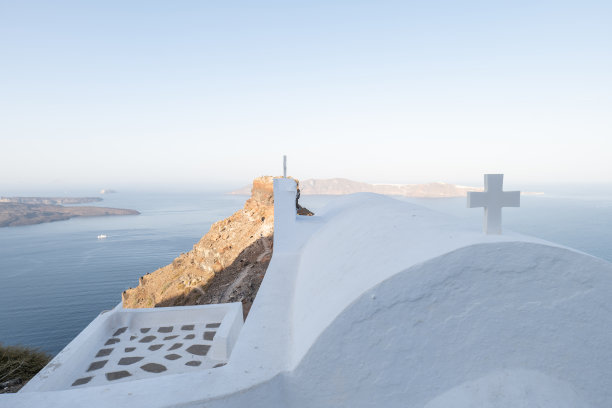 希腊圣托里尼岛的白色教堂图片下载