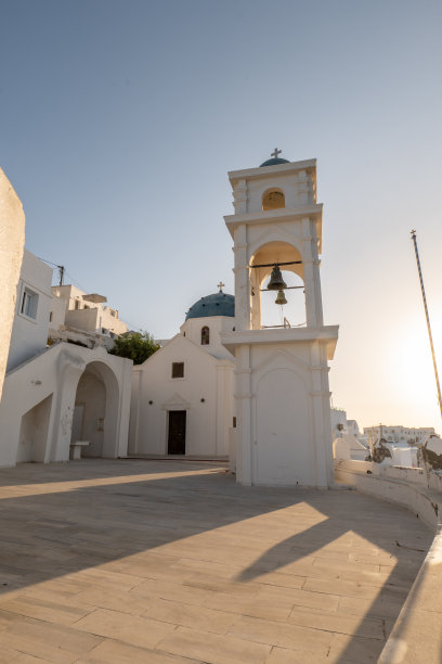 希腊，日出时的蓝色圆顶教堂图片下载