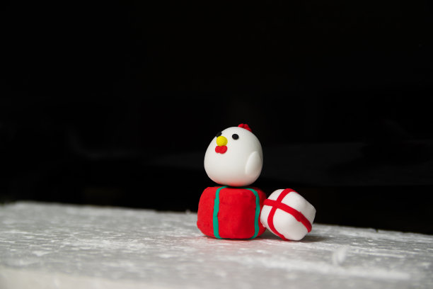 塑料陶土公鸡和圣诞礼物图片下载