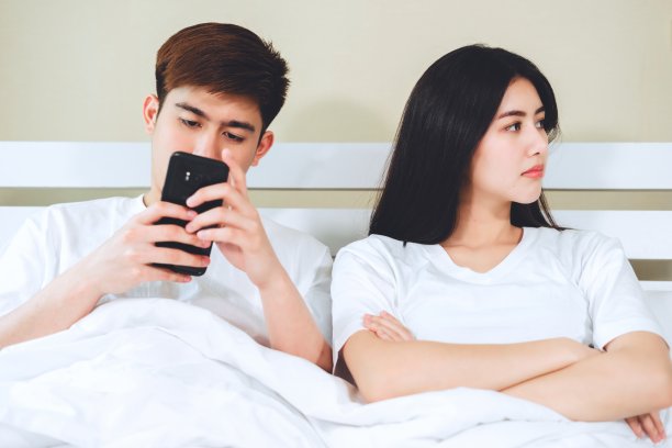 有关系问题的年轻亚洲情侣图片下载