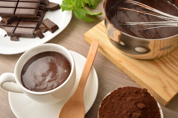 自制热巧克力杯刚从高架的锅里端出来图片下载
