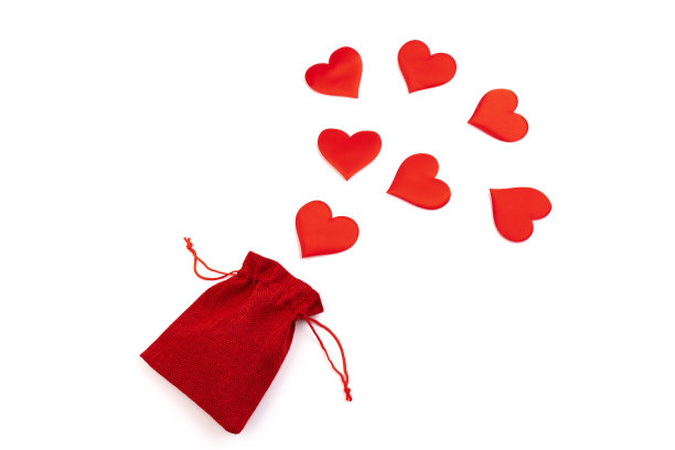 红心与红色黄麻袋，孤立在白色背景。装饰元素为设计情人节，请柬，封面，结婚卡片。图片下载