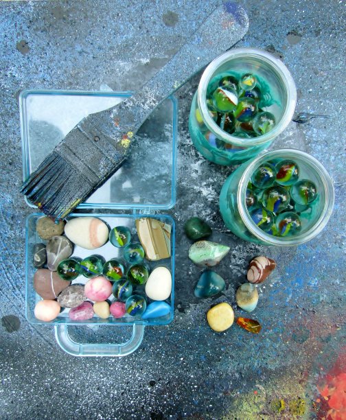 宝石，岩石，玻璃弹球和画笔。图片下载