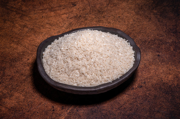 碗里的白米饭在黑暗的背景上图片下载