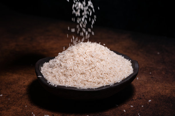 碗里的白米饭在黑暗的背景上图片下载
