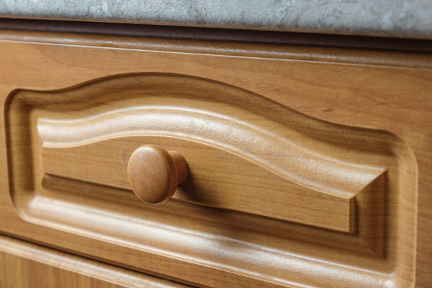 厨房用具的木制抽屉，有圆形木柄图片下载