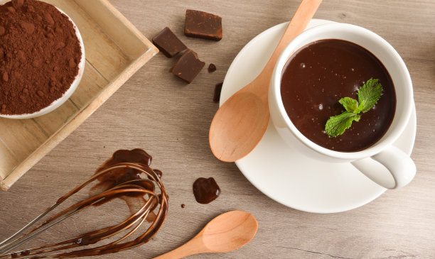 准备热巧克力配方，将配料放在厨房的餐桌上图片下载