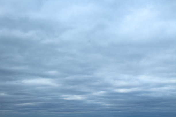 深蓝色的云。阴云密布。背景。景观。图片下载