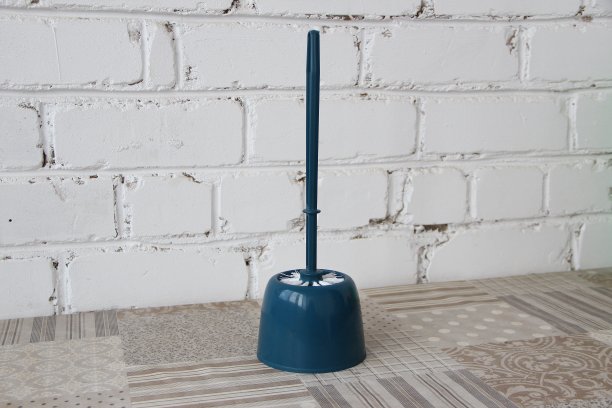 马桶刷在桌子上图片下载