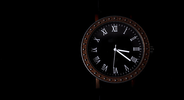 黑色背景的豪华男士手表图片下载