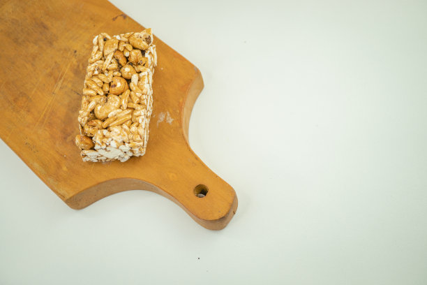 面包和泡芙米饭的特写照片在白色背景的木板上。图片下载