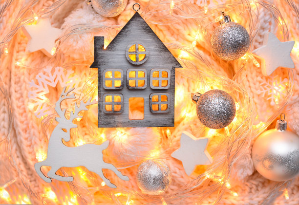 圣诞装饰上有温暖的围巾上的灯。新年的概念图片下载