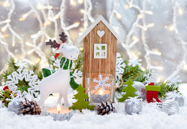 圣诞装饰，小麋鹿和节日装饰蜡烛Ð四分之三的雪。圣诞节或新年贺卡。图片下载