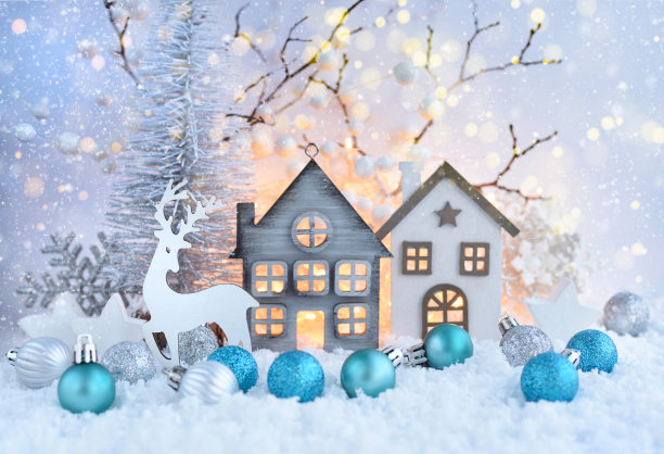 圣诞构图用装饰鹿、小屋和节日装饰品Ð四分之三的雪。圣诞节或新年贺卡。图片下载