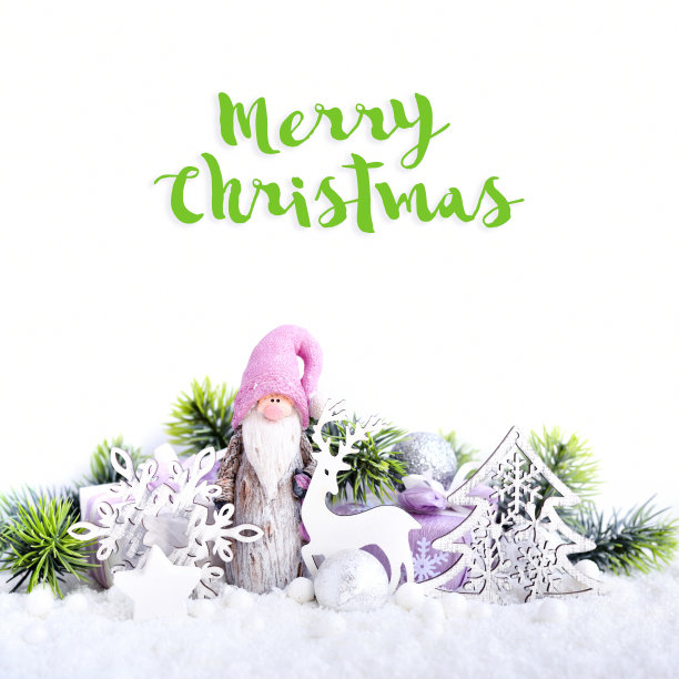 圣诞构图用地精、鹿、云杉树枝和节日装饰品Ð四分之三的雪。图片下载