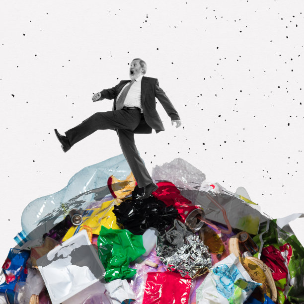 人走在一堆塑料垃圾上，垃圾。环境污染。现代设计。当代概念艺术拼贴。图片下载
