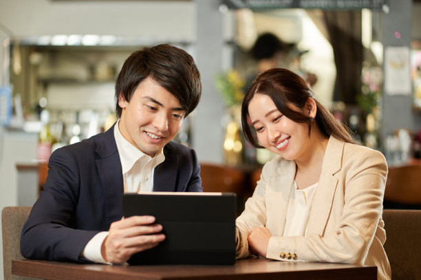 亚洲夫妇从平板电脑菜单点菜图片下载