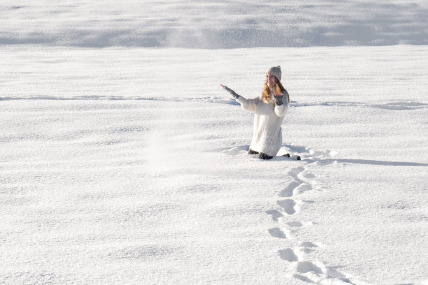 雪地里的女人图片下载