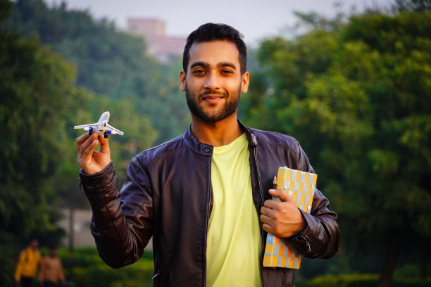 有飞机和书本出国留学概念的年轻学生图片下载