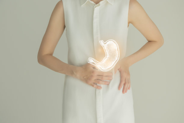 一名身穿白衣的女子手持虚拟肚子。手绘人体器官、排毒保健、保健医院服务概念图库图片下载