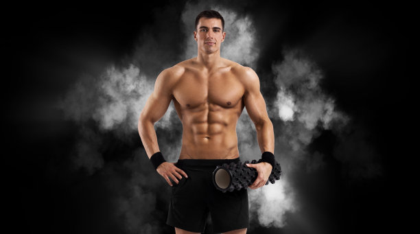 用工具和道具练习高级的男子。英俊的教练在做练习，轮转和滚动孤立在粉红色的背景上图片下载