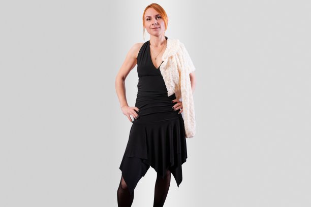 身着黑色晚礼服的女孩，在灰色的背景下图片下载