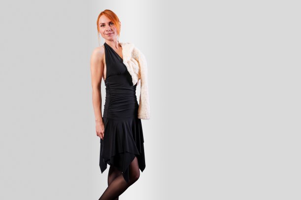 身着黑色晚礼服的女孩，在灰色的背景下图片下载