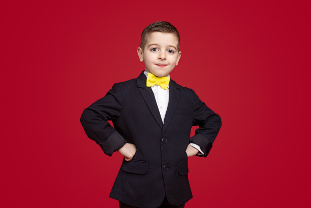 穿着时尚套装的自信孩子图片下载