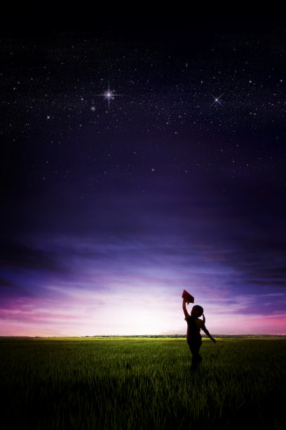 傍晚的日落，带着孩子飞着纸飞机图片下载