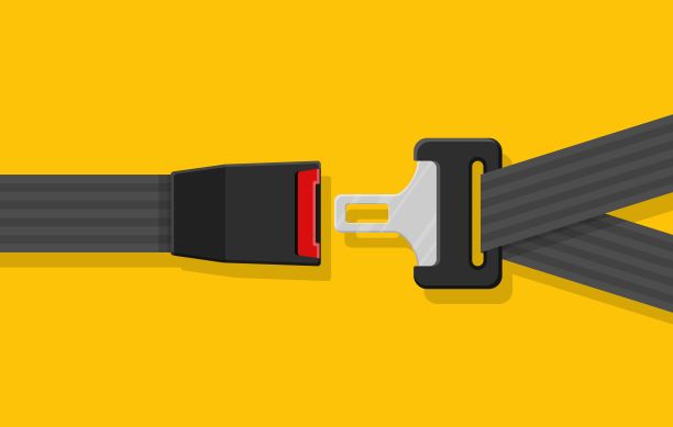 司机和乘客的安全带系上黄色背景的黑色系带。用安全带保护。汽车、飞机安全设备。救命稻草矢量图图片下载