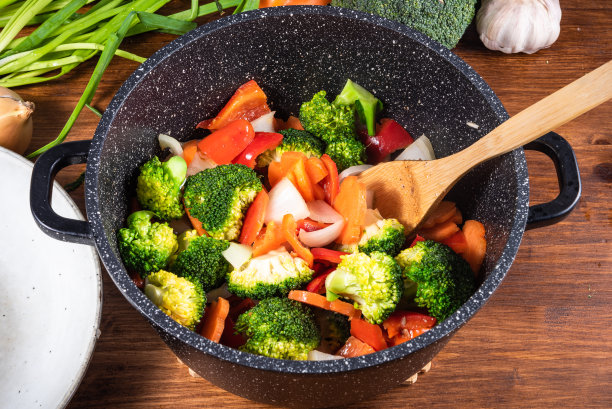 在炖锅里用西兰花炖菜是一种健康的素食。图片下载