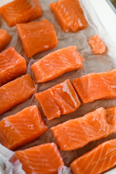 在羊皮纸上的新鲜生鲑鱼片的特写图片下载