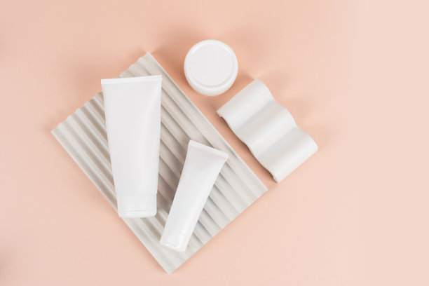 用模型包装的沐浴露和保湿霜图片下载