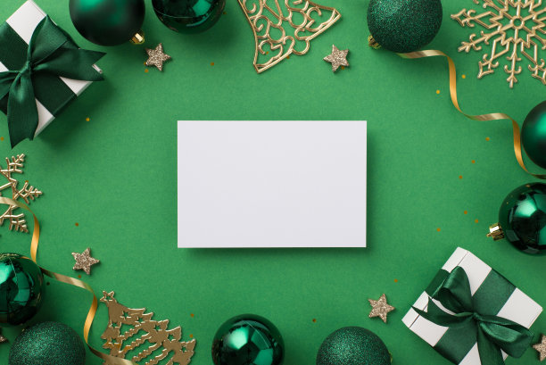 俯视图照片的绿色和金色圣诞装饰球星星蛇纹石亮片松树雪花饰品礼品盒和卡在孤立的绿色背景与空白空间图片下载